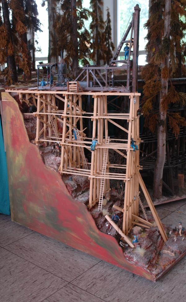 Eine Trestle Bridge im Mastab 1:22,5 entsteht in handwerklicher Kunst. 