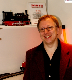 Herr Dietz von www.d-i-e-t-z.de berglcklich mit den Sound- und Modellneuheiten aus seinem Hause. 