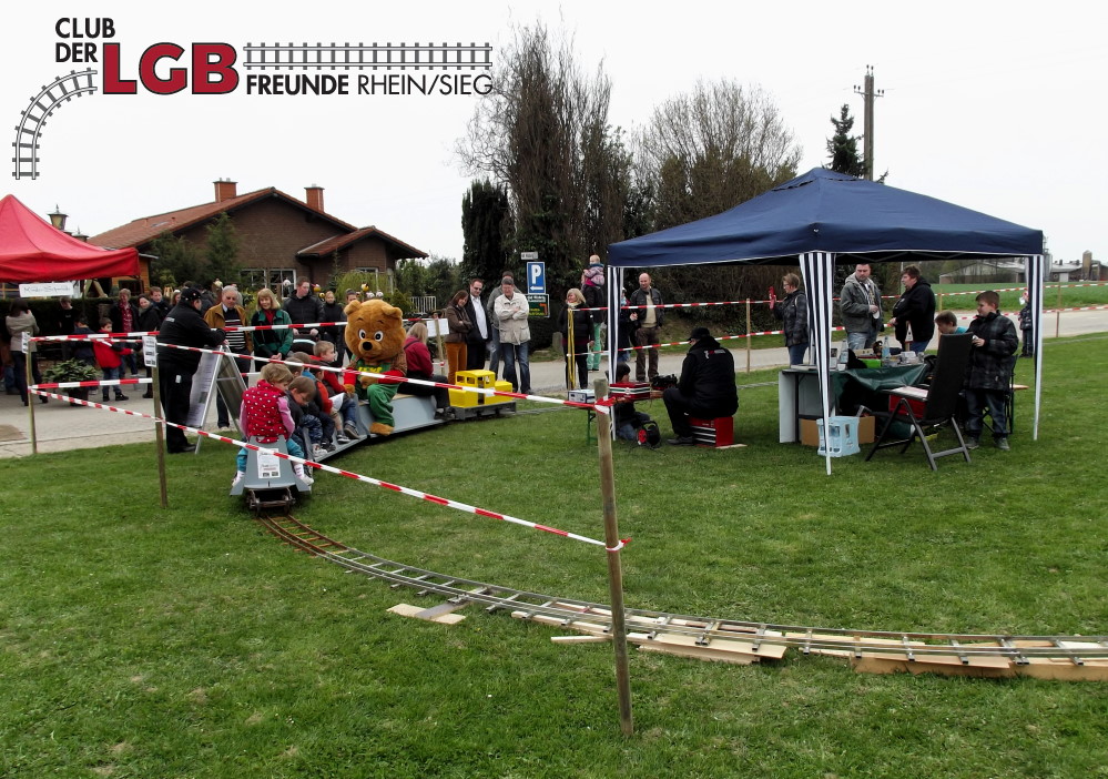 Club der LGB Freunde Rhein Sieg e.V. mit Infostand und der 7 1/4 Zoll Lok beim Tag der Offenen Tre im Gartencenter Hof Nixberg