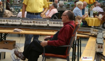 Der aktive "Senior" lässt die Straßenbahnen auf Biergartengarnituren kreisen. Herr Pfeiffer probierte auch gleich eine Sitzgelegenheit für den Garten!