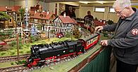 Im Mastab 1:22,5 haben die Eisenbahnfreunde detailverliebte Landschaften gebaut.  RP-Foto: Detlef Ilgner 