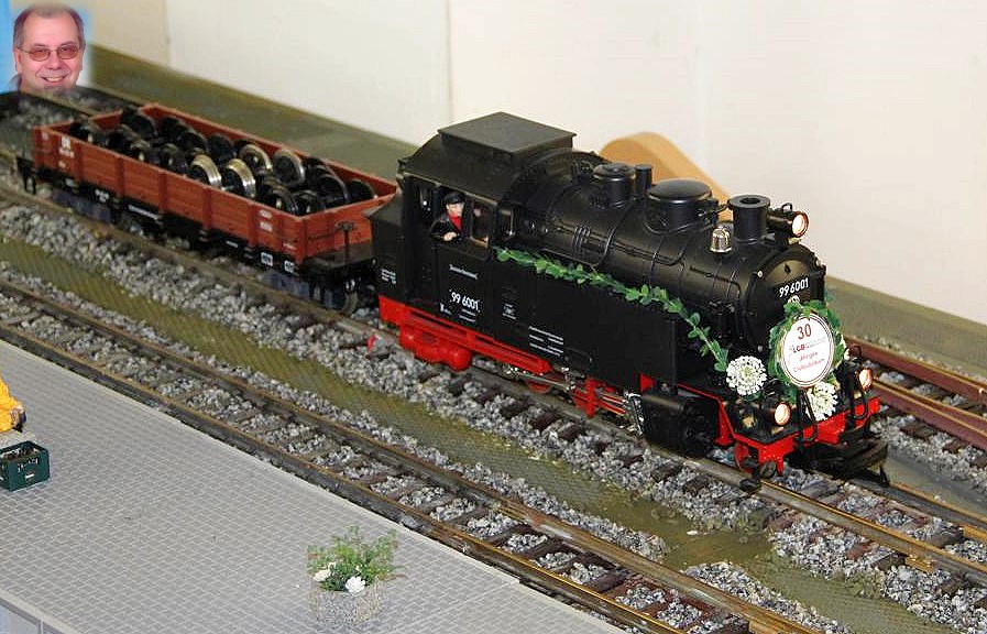 Festlich geschmückt fährt auf der Anlage auch die Harzer Schmalspurbahn mit der Lok 99 6001 mit einem offenen DR Anhänger für neue Achsen.  