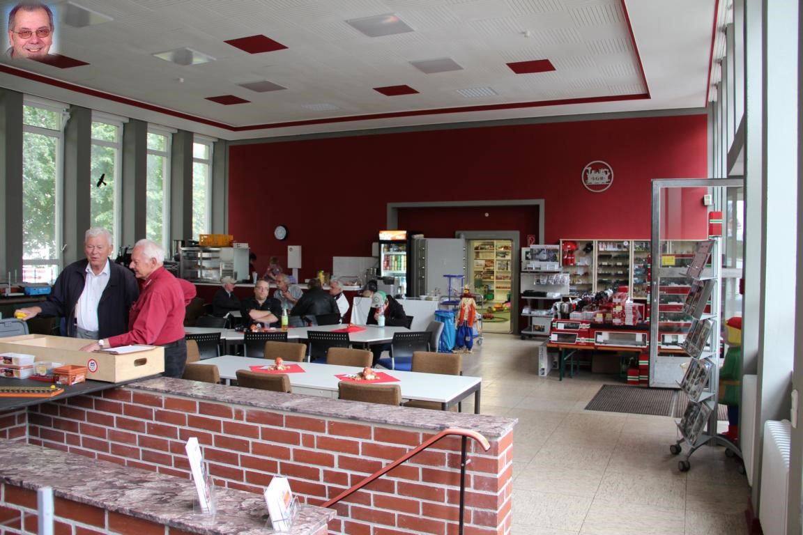 In unserem Domizil ist auch eine Cafeteria fr die Clubmitglieder eingerichtet. Fr Speis und Trank sorgen wir bei jedem Fahrtag in  unserem Domizil. An den Tischen wird ber die Themen der Gartenbahn, ber digitale nderungen oder auch ber kleine Fehler der Gartenbahn gesprochen. Hier sind Informationen von Experten aus dem Club immer hilfreich. Meist knnen die kleinen Probleme sofort vor Ort gelst werden. 