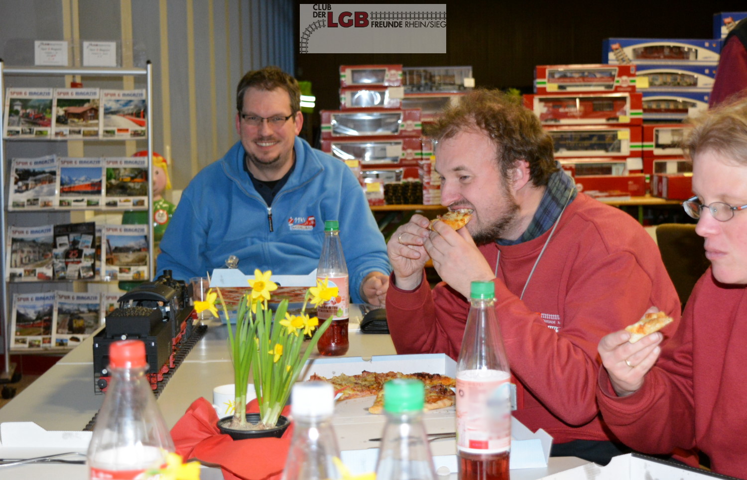 Unsere Lokfhrer und Modellbahner brauchen auch mal eine Pause um zu Krften zu kommen. Auf dem Tisch steht auch schon die neue Lok von PIKO BR 24. Thorsten Schler von 11Kv (blauer Pulli) sowie Familie Kauffel strkten sich an den Frhjahrsfahrtagen.