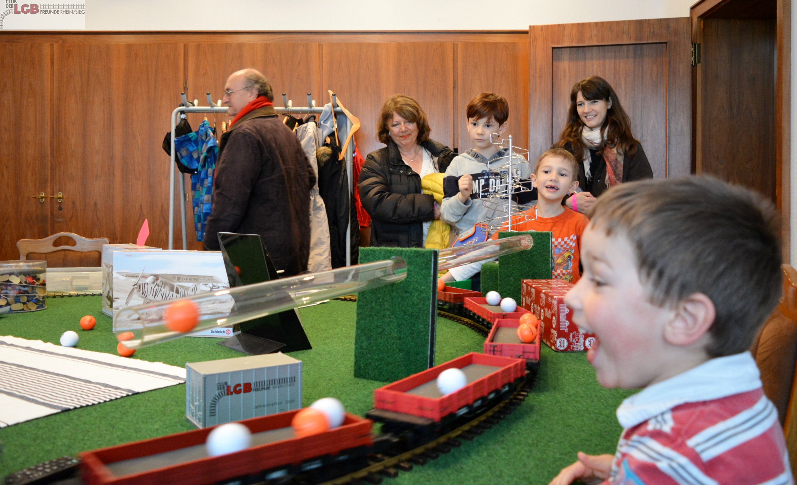 Im Versammlungsraum und Bro unseres Domizils war fr die Kinder ein Geschicklichkeitsspiel mit der Gartenbahn aufgebaut. So mussten Golfblle in die Flachwagen platziert werden. Dazu haben wir eine "Spindel" sowie eine Rhre aufgebaut. Es kommt hier auf die richtige Abschtzung der gefahrenen Geschwindigkeit des Zuges sowie die Geschwindigkeit des Golfballes an. 