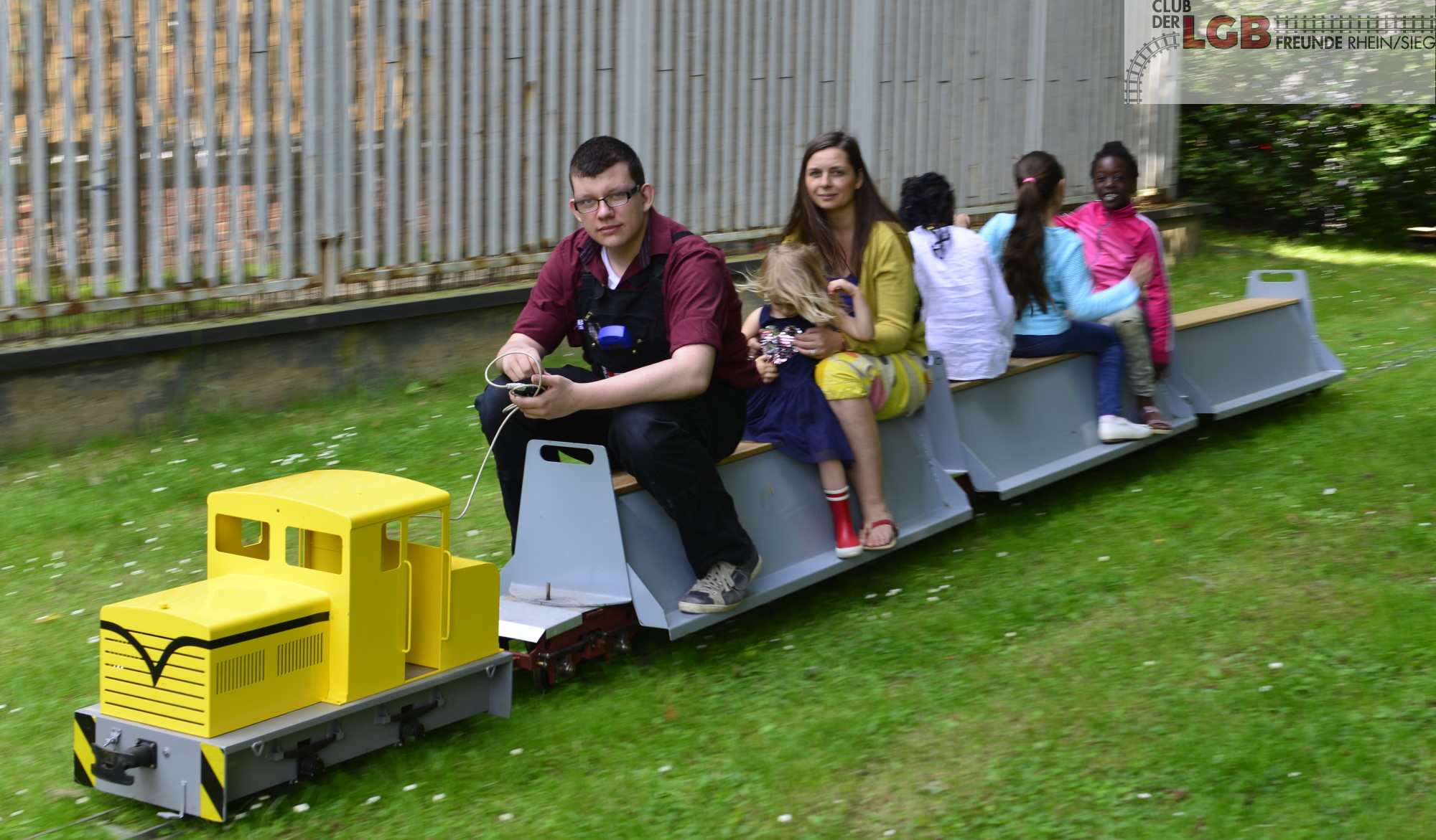 Unsere groe, Personen befrdernde, Gartenbahn zog am Sonntag bei herrlichem Sommerwetter die Runden. Viele Kinder und Jugendliche nutzten diese Fahrten "rund ums Domizil" auch in Begleitung der Eltern, Tanten, Geschwister. 