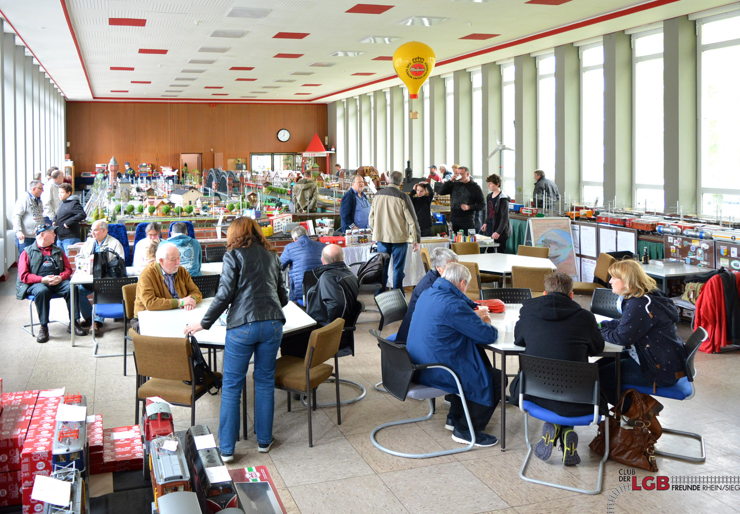 Gut besuchter Fahrtag am Sonntag, den 23. April 2017. Neben dem "Spielen" mit der Anlage konnte sich in aller Ruhe ber die Themen der Gartenbahn und des Alltglichen Lebens bei einer Tasse Kaffee und einem Stck Kuchen unterhalten werden. 