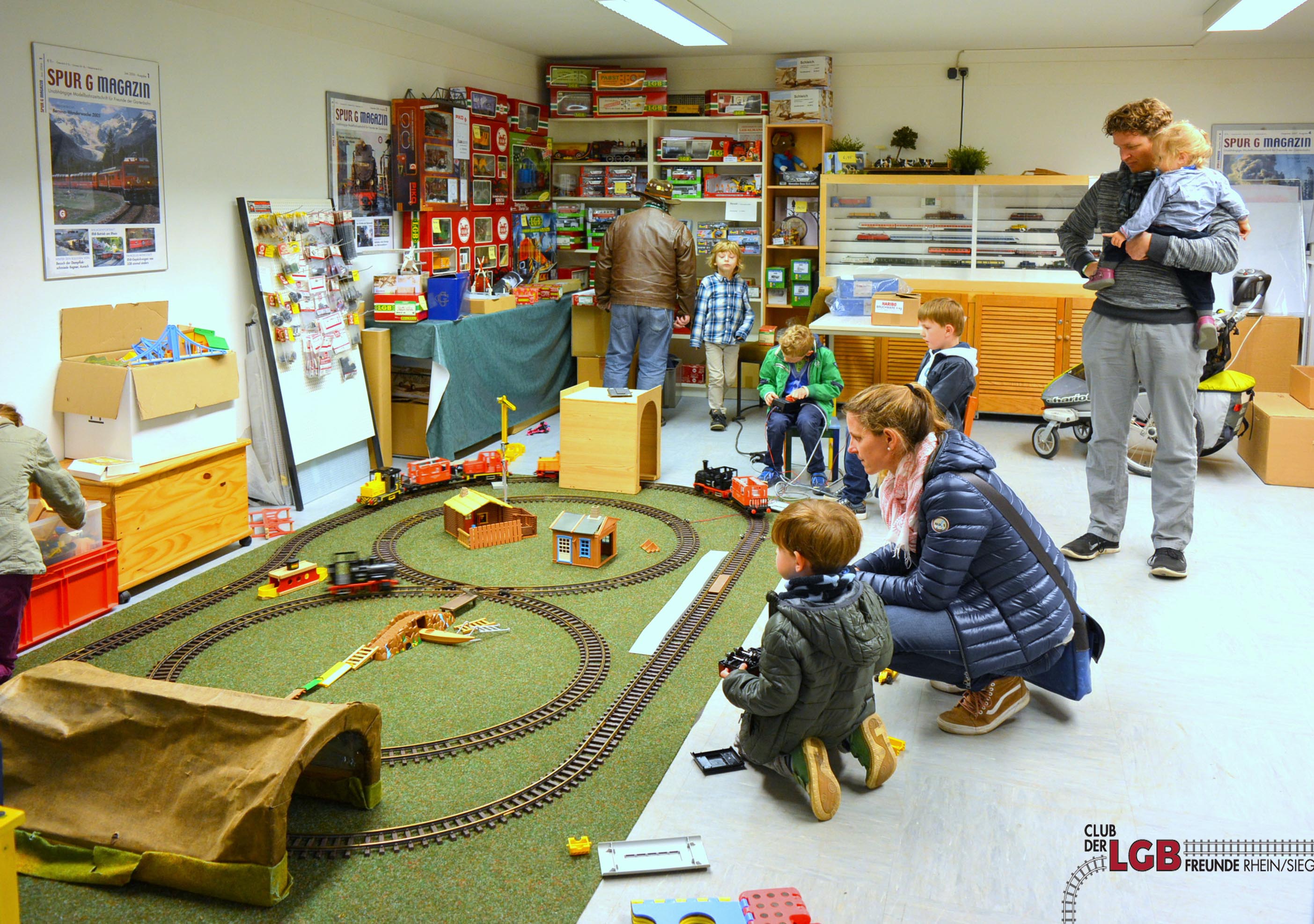 Unsere "Kinderbahn" im ehemaligen Tresor unseres Domizils in Mnchengladbach wird sehr gut angenommen. Hier knnen die Familien und vor allem der Nachwuchs die LGB Bahn ausprobieren und auch mal ganz "wild" spielen. Wir freuen uns immer wieder wenn wir die Kinder auch beim nchsten Fahrtag im Juni antreffen. 