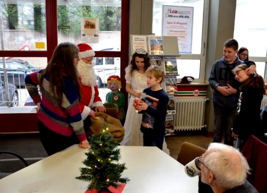 Am frhen Nachmittag ertnte pltzlich aus dem Keller heraus ein sonderbarer Lrm, der uns zunchst einmal in Schrecken versetzte. Das Rtsel war schnell gelst, hatte sich doch der Weihnachtsmann durch den Kamin gezwngt und wollte es sich nicht nehmen lassen, unsere kleinsten Besucher zu beschenken. Ganz nebenbei kam dabei vom Weihnachtsmann die Beschwerde, das im Vergleich zum letzten Jahr wohl irgend so ein Bsewicht den Kamin enger gemacht hatte. Oder???  