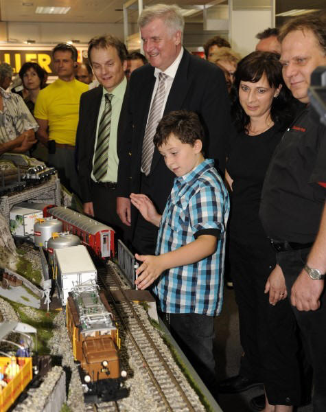 Der Nachwuchs des Frther Lokschuppen mit dem bayerischen Ministerprsidenten, Herrn Horst Seehofer, vor der LGB Bahn von Mrklin