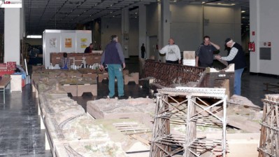 Aufbau der Waldbahnanlage auf der Messe in Kln. 