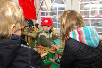 Das Objekt der Kinder! Eine Brio Bahn, allerdings mit einer Mtze von LGB! Wir wnschen uns frs nchste Mal eine "Spielwiese" der geliebten LGBBahn