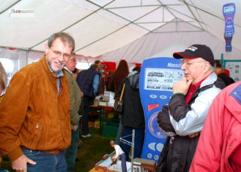 Herr Gilbert vom Gartenbahn-Profi im Gesprch mit unserem Vorstand Klaus Kerwer am Stand der LGB Freunde Rhein Sieg e.V. 