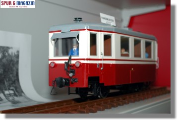 Handmuster - Neuheit bei Baumann-Modellspielwaren im September - Triebwagen in creme-wei - rot  