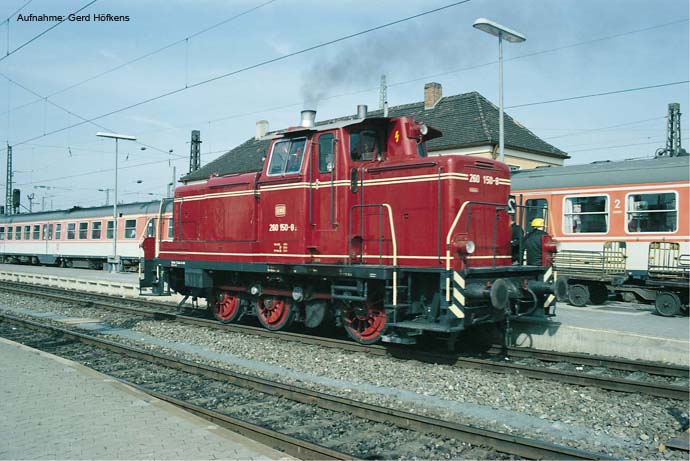 Neuheit 2009 von PIKO - BR 260 der DB in purpurrot
