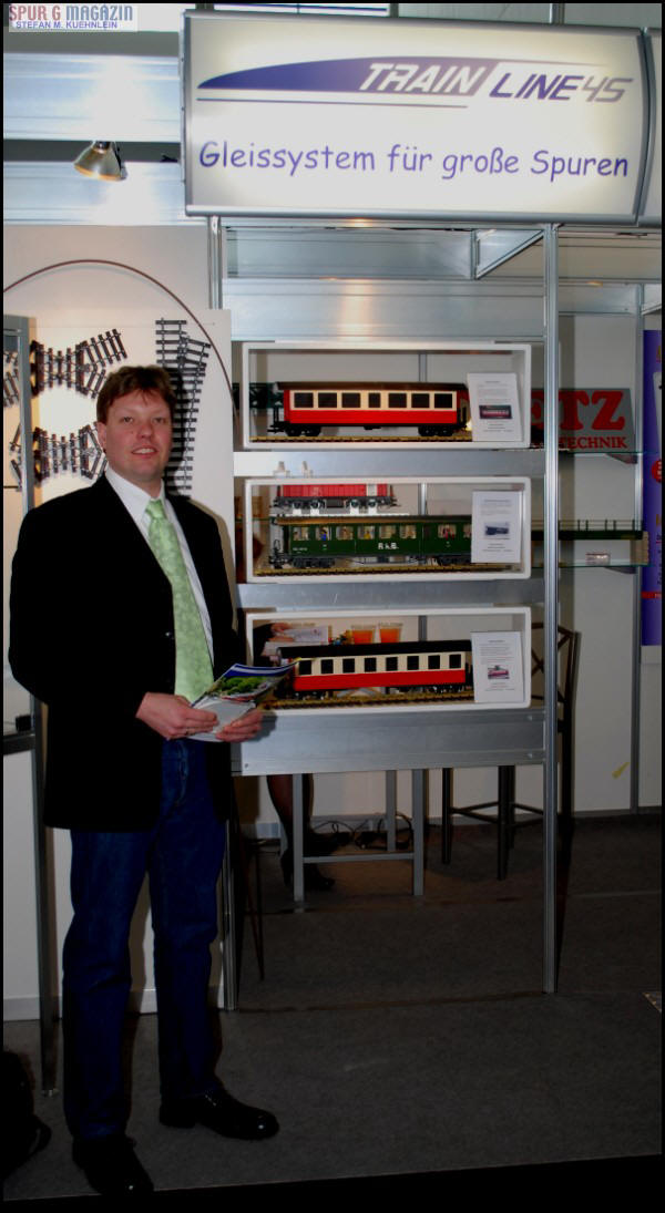 Train Line 45: Mike Schröder präsentiert seine neuen Personenwagen der RhB und der Harzquerbahn. Die Modelle sollen im August lieferbar sein.