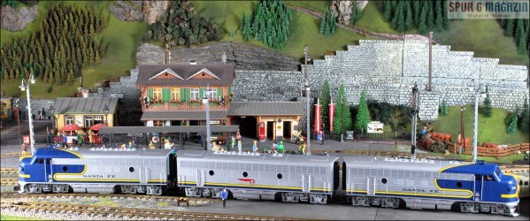 Hier die dreiteilige Santa FE "Express" Einheit mit Nr. 333 und 330 sowie der B Unit auf der Ausstellungsanlage von Märklin / LGB auf der Spielwarenmesse 2010