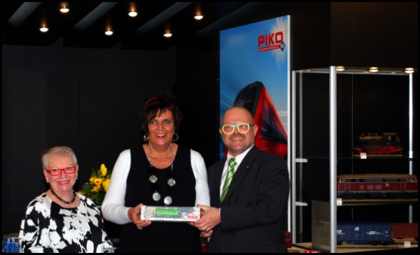 PIKO: Sibylle Abel (Mitte), Bürgermeisterin von Sonneberg, auf dem neuen Messestand von PIKO bei der Spielwarenmesse 2010 mit Frau Ortrun Wilfer und Herrn Dr. René F. Wilfer. Nun ist auch die neue Brille fertig!