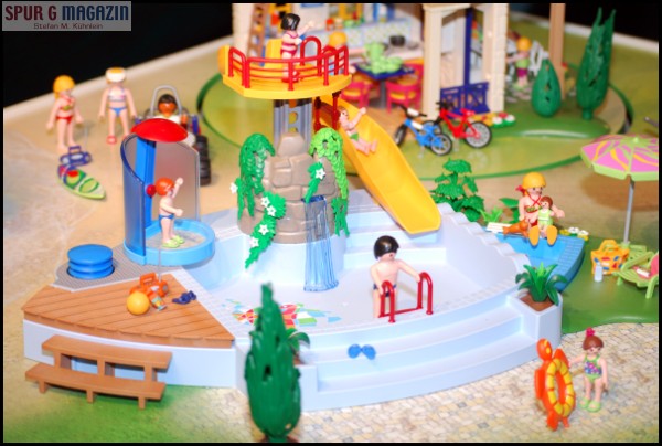 Playmobil Schwimmbad als Ergnzung fr die Gartenbahn - auch Preiserlein passen hier gut dazu! 