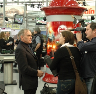 Herr Schöntag von E.P.Lehamann GmbH & Co.KG immer dicht umlagert von Journalisten und Kamerateams.